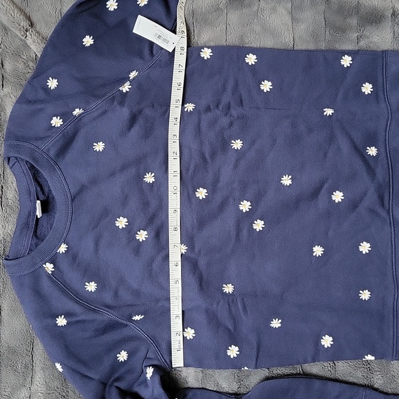 NWT! Navy Blue Daisy Print Sweatshirt! Size Small! - Picture 4 of 9